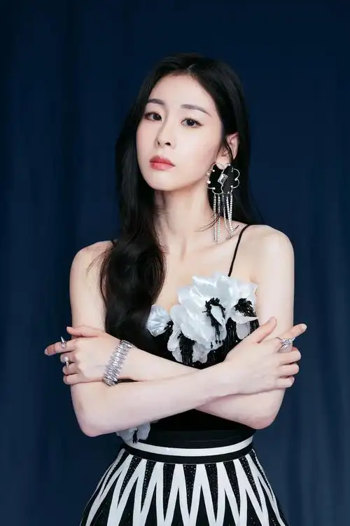 张碧晨现身浙江卫视超级秀 为现场《染》上色彩_手机搜狐网