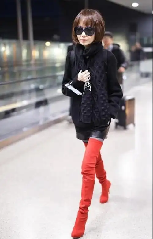 鲁豫"胖"了还挺敢穿,拿长靴当裤子,感觉还挺美,就是腿太细了|裙装