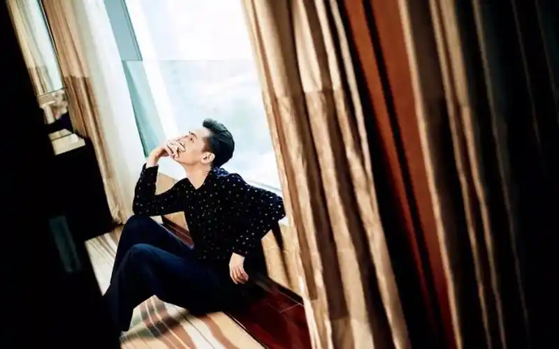 胡歌西装帅气杂志封面写真高清图片壁纸