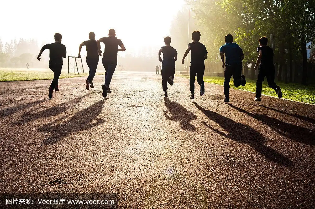 年轻人在阳光下奔跑