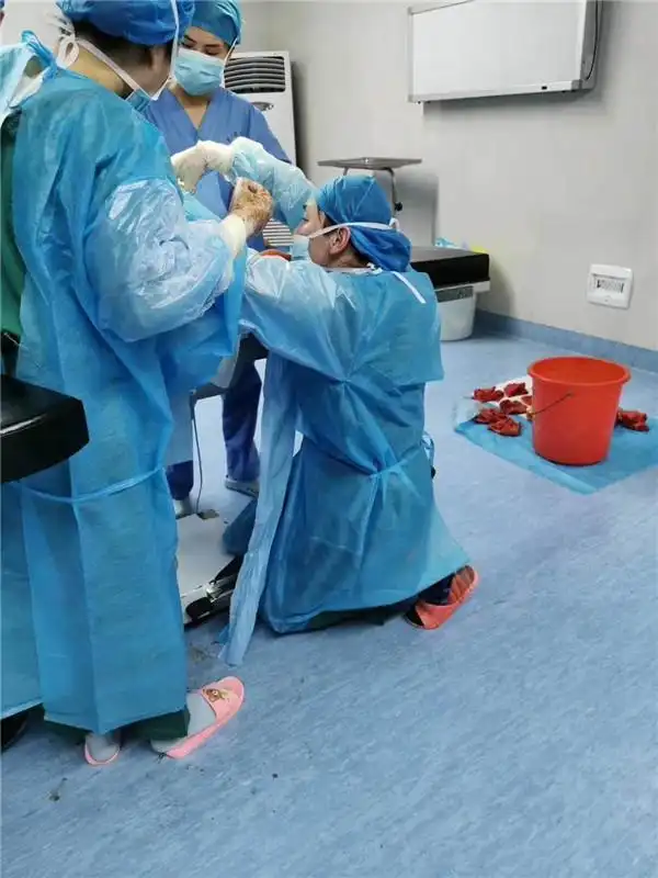 跪在地上做手术的照片走红网络,网友:大夫,你真帅