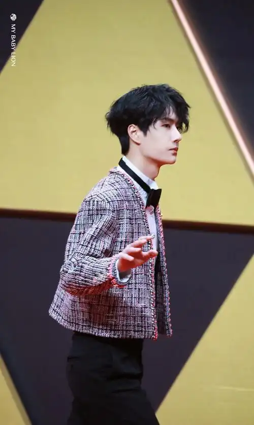 王一博 造型 来自chanel 2021春夏系列软呢小香外套 混纺软呢搭_高清