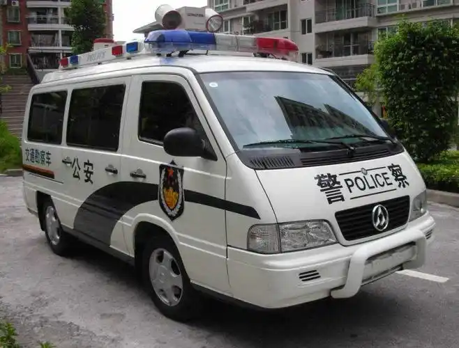 为什么警车执行时要不断鸣笛呢难道不怕坏人闻声而逃吗