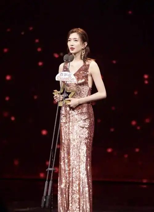 江疏影太标致,不对称礼服穿出女人味,顾右不顾左的版型厉害了_金色