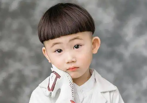 小男孩剃鬓角蘑菇头直发发型小孩子做什么样的发型漂亮呢?