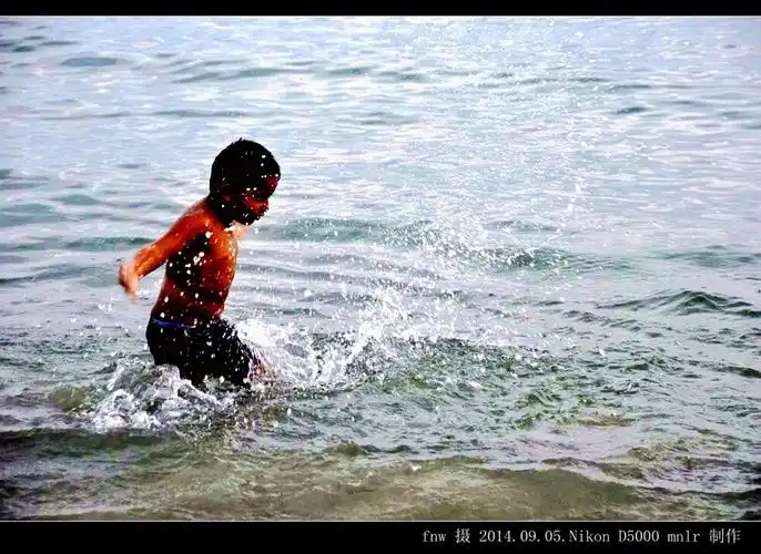 ysl-67阿克地中海海滨戏水的孩子