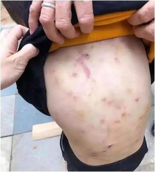 "孩子不听话就要揍",5岁男孩被父亲当街暴揍,路人看不下去