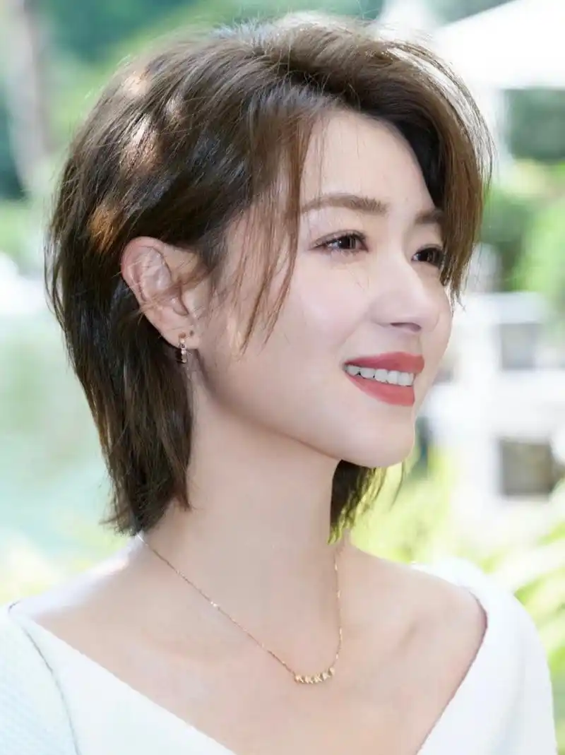 女神万茜短发,精致干练又不失女人味 干练随性的中性风很值得推荐