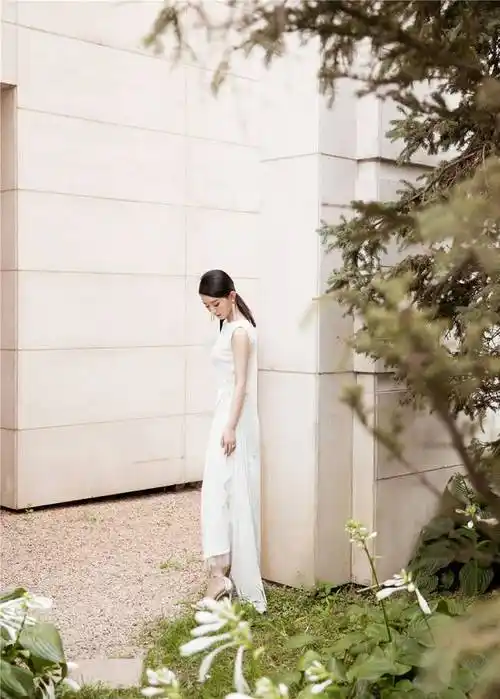 赵丽颖复工首秀亮相品牌活动 温婉优雅诠释女性自信姿态