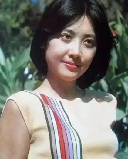 朱琳,如今已经71岁高龄,尽管容颜已经不再年轻,然而岁月的痕迹并未能