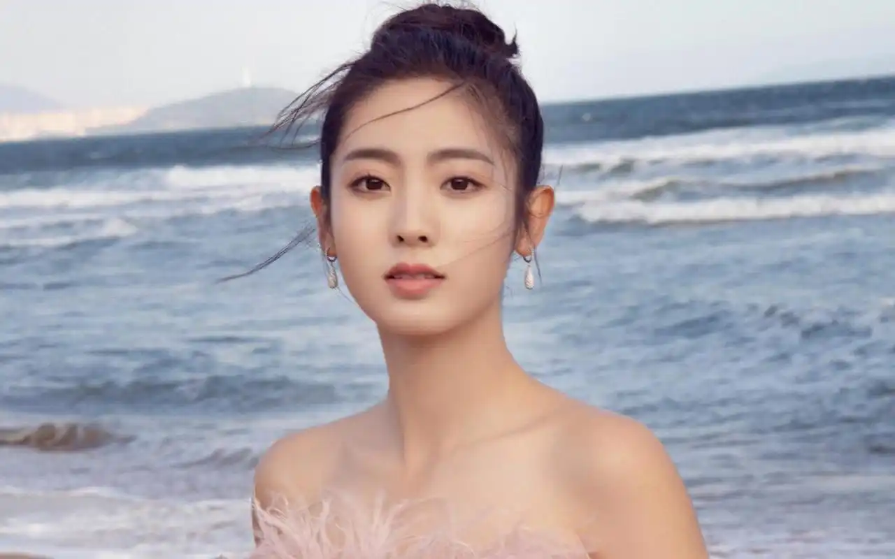 邢菲温婉灵动写真桌面壁纸