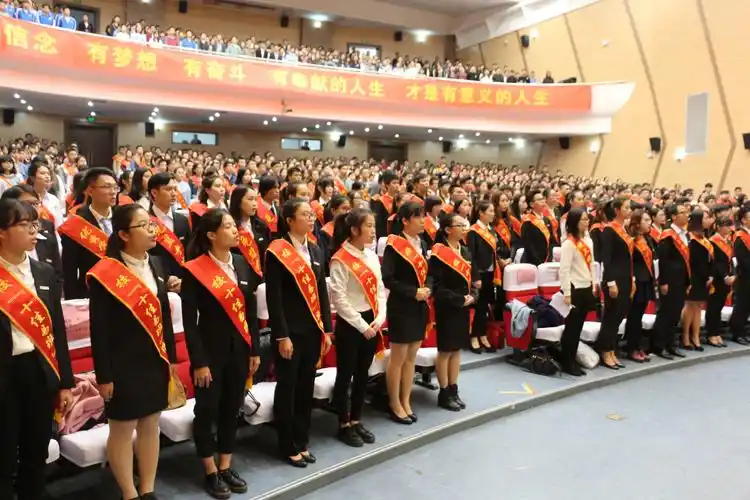 我校隆重举行2015-2016学年学生表彰大会