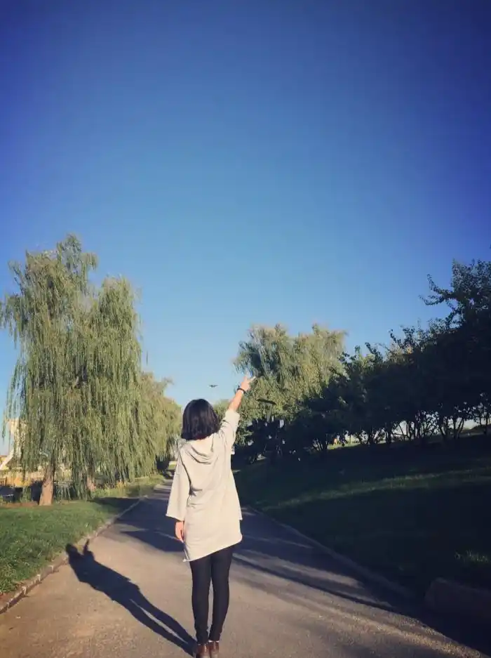 女神背影唯美壁纸_气质女生长发背影图片