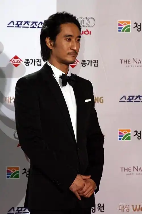 图文申贤俊鹰钩鼻小胡渣男人味十足