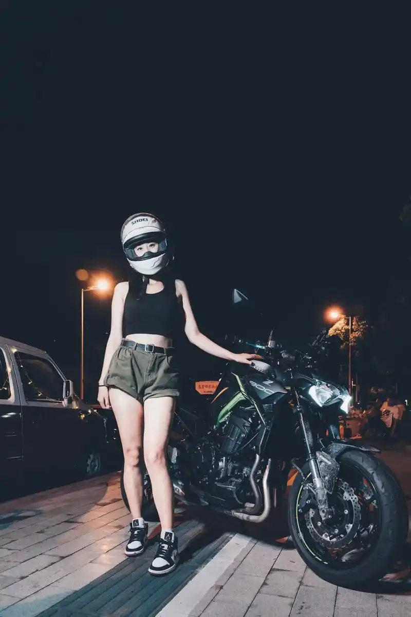 随便拍几张.#女骑 #机车摄影 #夜拍 - 抖音