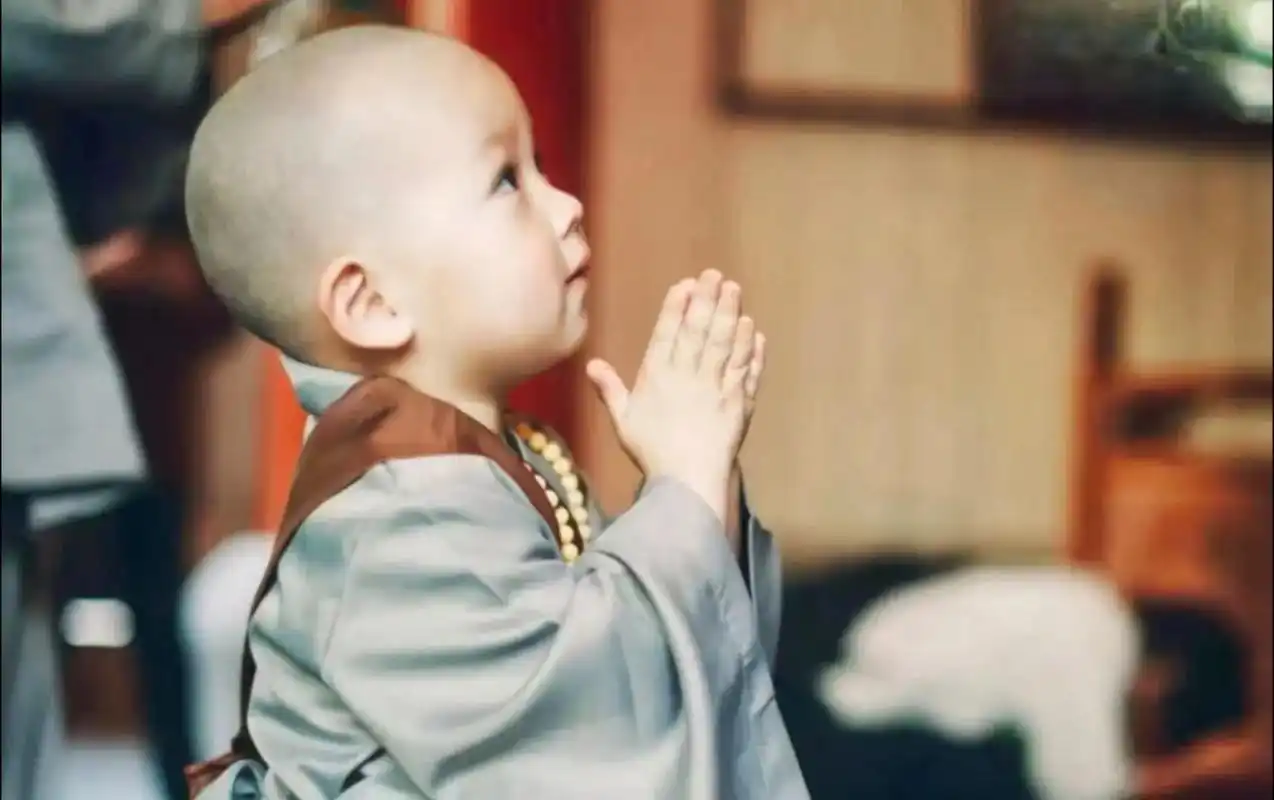 你可以没有信仰,但不要嘲笑有信仰的人🙏 他们双手合十🙏,念佛