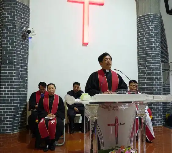 感恩礼拜由省基督教两会常委陶洪兴牧师主持,赵光伟牧师证道.