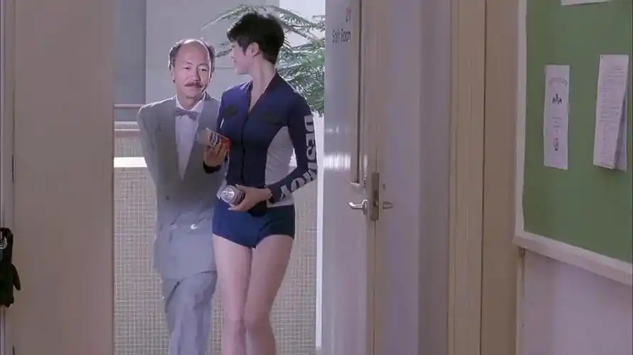 在《逃学威龙传》中,她扮演***梦想,她的知性优雅,让人对她的角色印象