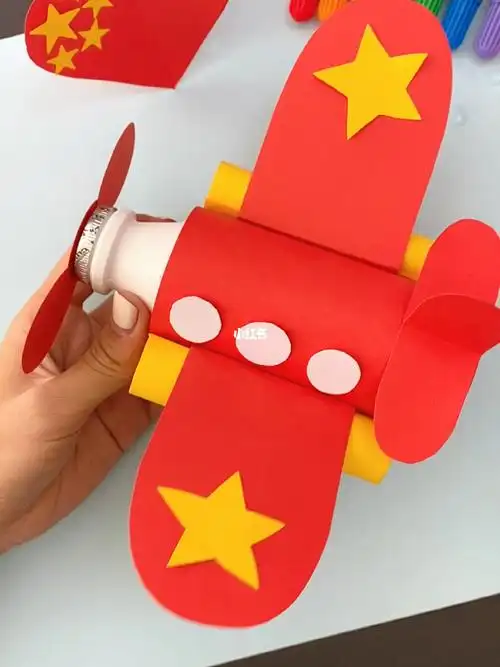 喝完的酸奶瓶别丢给孩子做一个小飞机吧