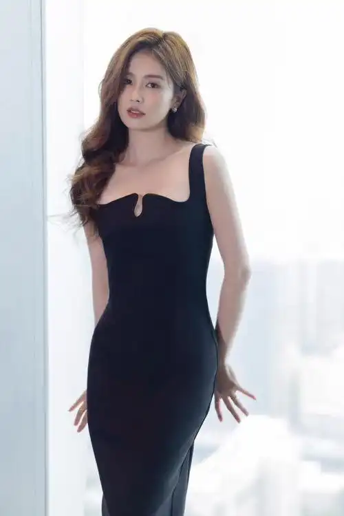 白鹿发布品牌活动造型写真长卷发小黑裙精致迷人