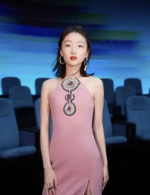 85后花旦还在打滚,92年的周冬雨已经跟章子怡同行,输在哪?