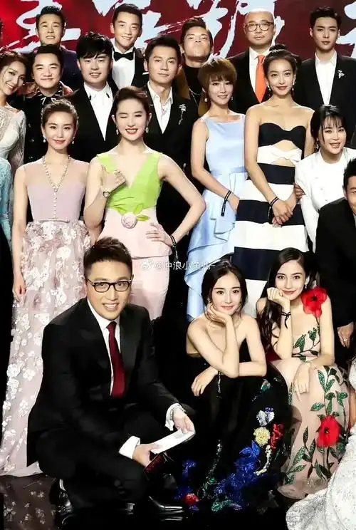 网友问当年的芭莎合照,刘亦菲的仙桃装,真的艳压杨幂