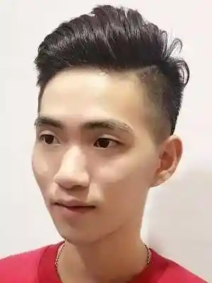 男生短发精神帅气发型:两边剃短两边剃短,头顶的头发也剪薄,出门时用