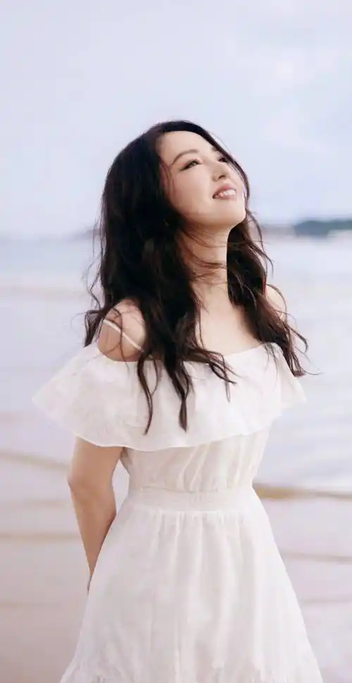 董璇的逆龄写真,身穿白色露背长裙,精致又美丽_造型_皮肤_的整体