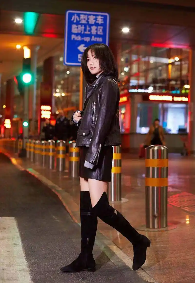 郑湫泓也是皮短裤的爱好者,搭配皮衣长靴为下装作补充,相同质感的单品