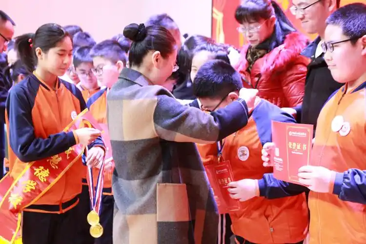 百舸争流,奋楫者先——记慧德初一年级优秀学生表彰会