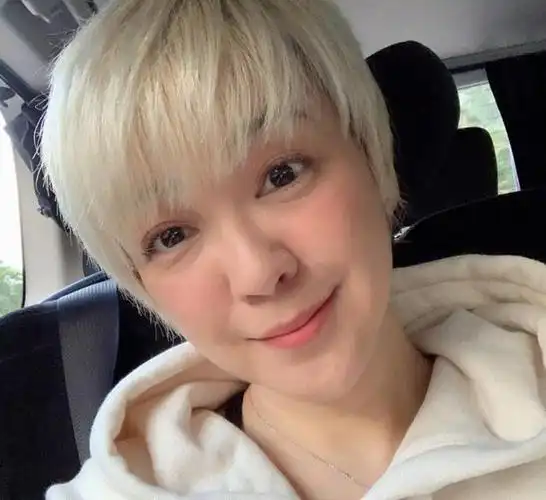 陈慧娴晒新发型照片扎朝天辫接地气丝毫没有偶像包袱