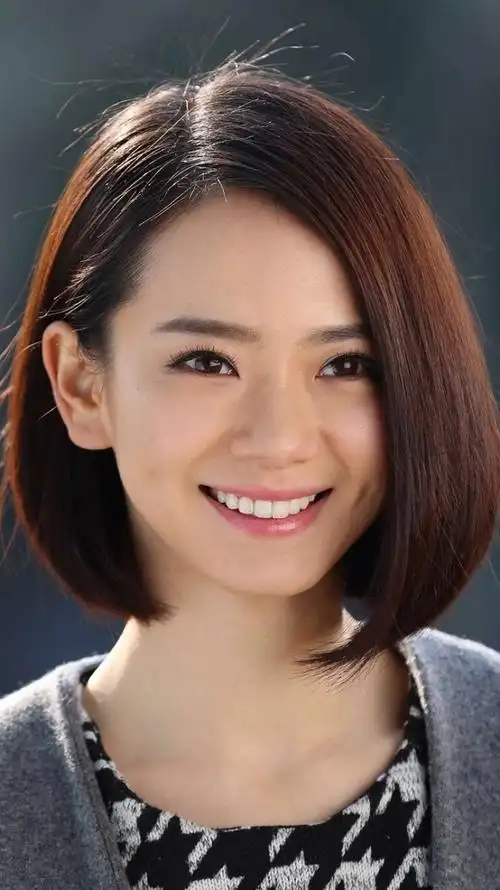 她的脸十分精致,巴掌大的脸上镶嵌着那一个樱桃小嘴五官组合起来,凌厉