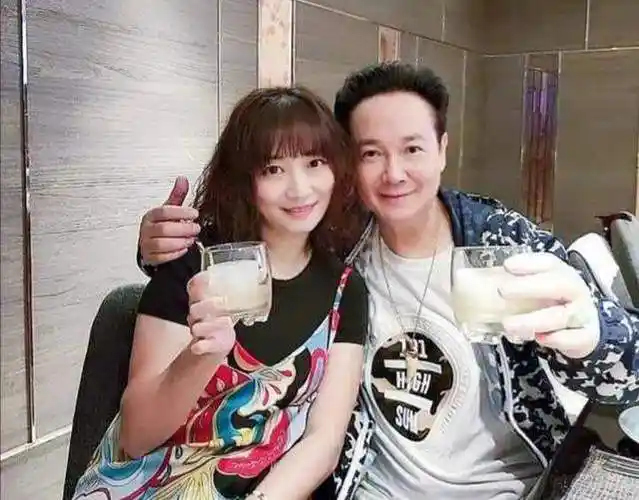 第一任妻子,是护士林美玉,并生下了两个儿子.