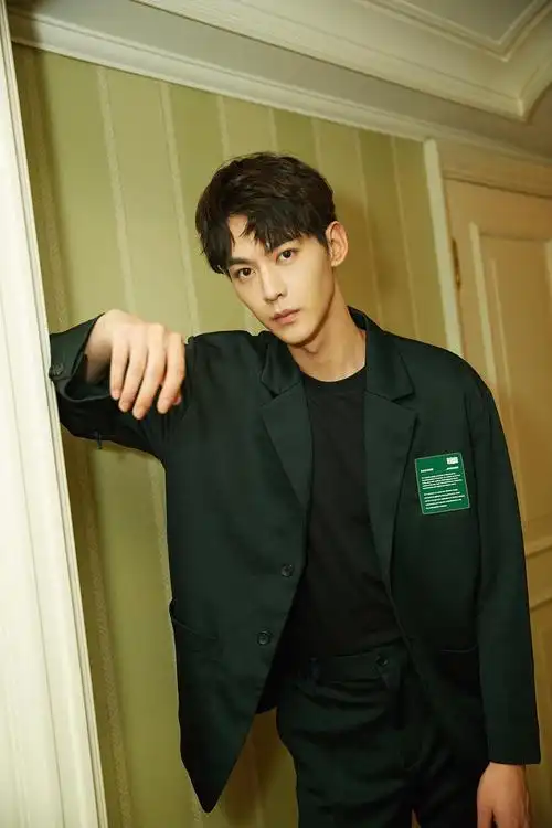 唐晓天个高腿长颜好不笑是挺正统的帅笑起来傻不拉叽