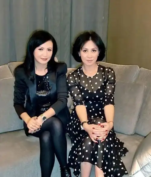 刘嘉玲同框曾华倩同为57岁状态不同一个风韵犹存一个老态明显