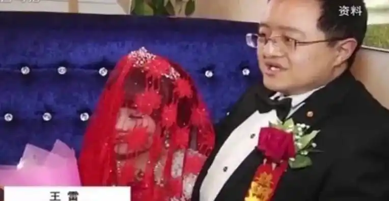 经过几番转折,王雷终于得到了孙晶晶的联系方式,两人平时就靠着手机