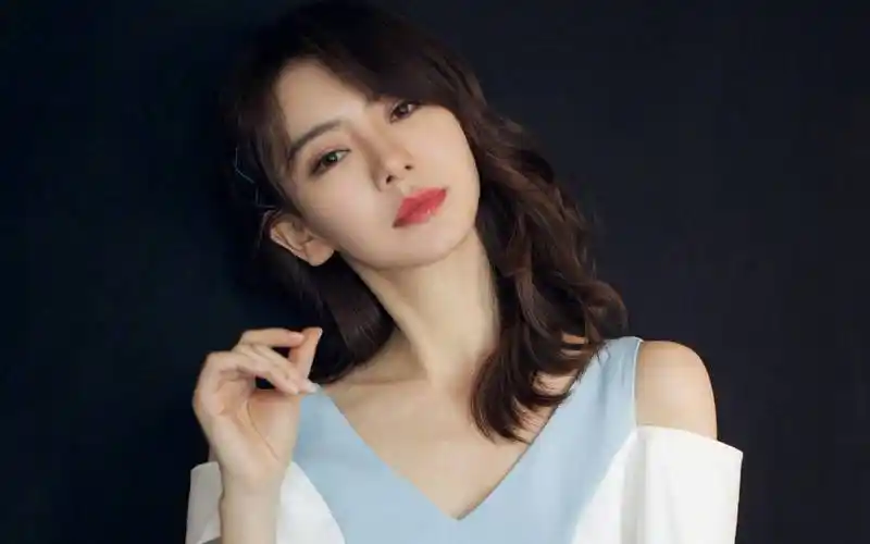 戚薇米兰时装周新妆容遭网友吐槽,瘦成纸片人,与刘涛同框被碾压_时尚