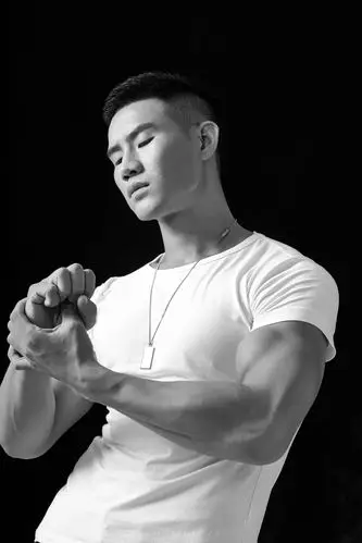 谢孟伟黑白写真曝光 冷峻霸气尽显硬汉本色