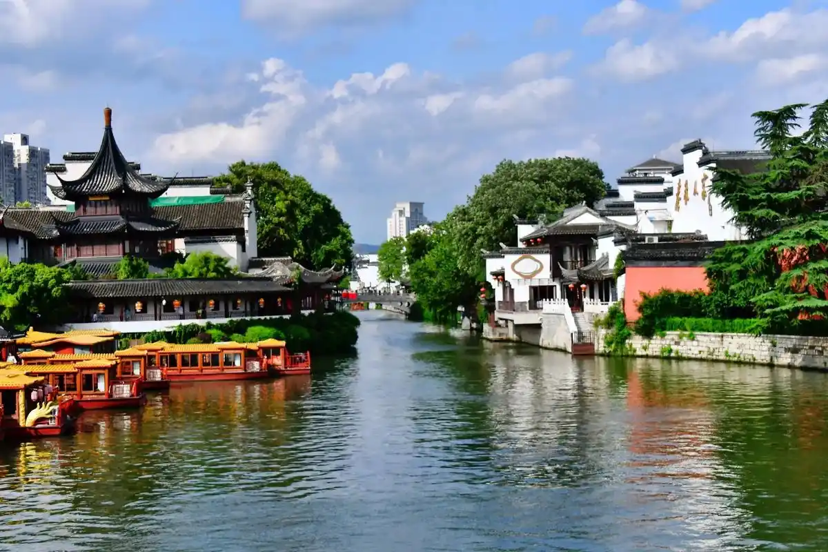 南京夫子庙位于南京市秦淮区秦淮河北岸贡院街,江 - 抖音