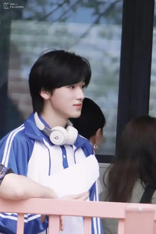 宋亚轩蓝白校服路透