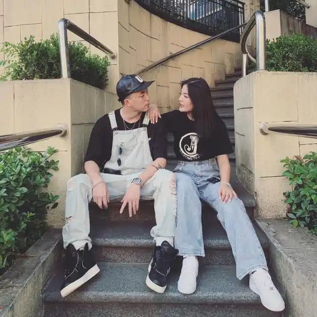 jonyj公布恋情原来还是她