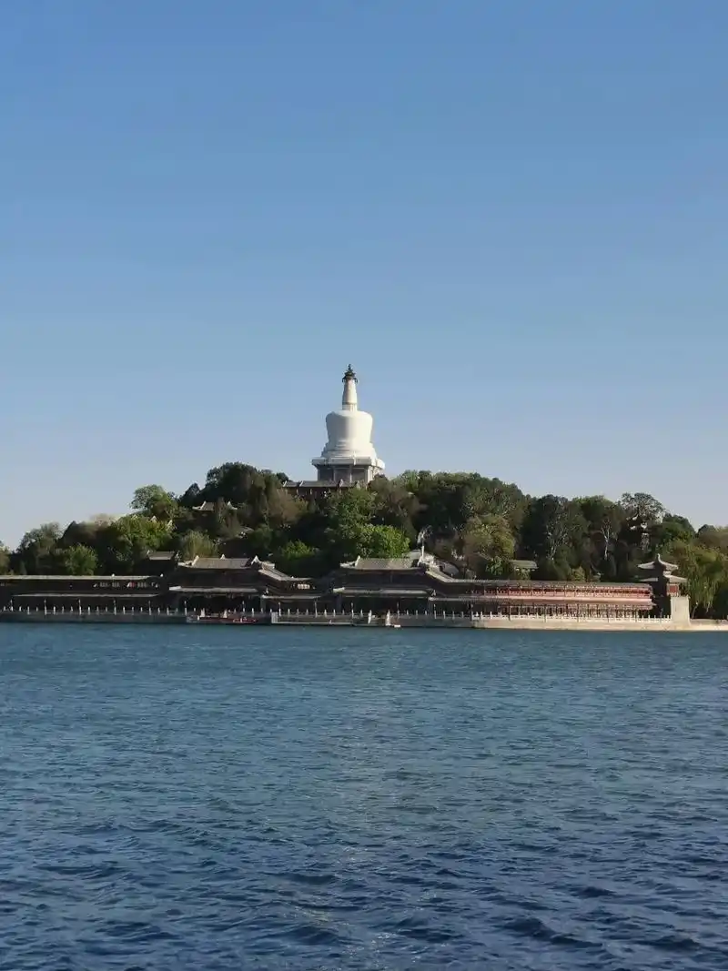 北海公园的九龙壁是我国现存三块九龙壁中最具特色的一块,因为其 - 抖