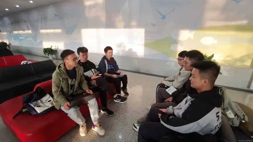 2021年10月28日在图书馆研讨区进行了第一次会议开会照片(拍摄者,陌生