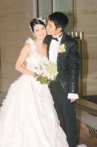 洪欣与丈夫张丹锋生活美满