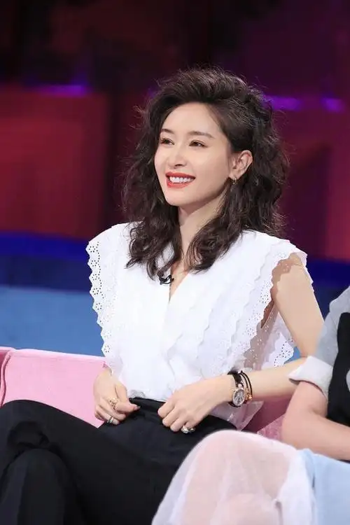 王子文短发发型叫什么(王子文的发型太有气场了)(4)