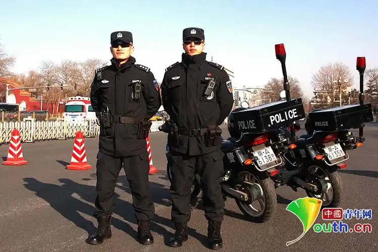 首都特警在长安街街头值守.北京市公安局供图