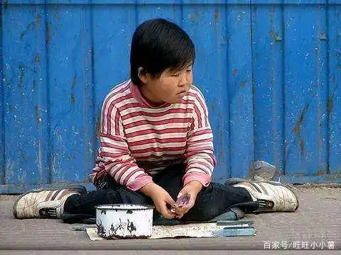 一对夫妻上街,见一小乞丐可怜便出手施舍,却被小乞丐一把拉住叫了一声