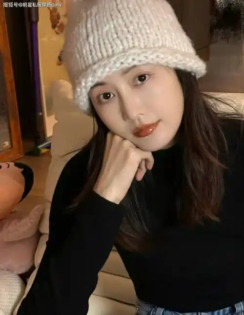 而王鸥,作为走在时尚前沿的女明星,最近晒出的穿搭,把基础款的简洁