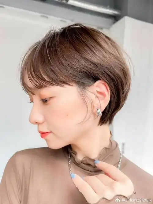 挂耳短发,作为近年来备受欢迎的发型之一,无疑是这个年龄段女性的理想