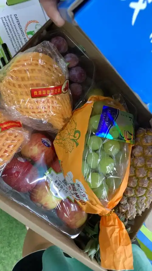 水果礼盒一个,凤梨一个,橘子一袋,谢谢